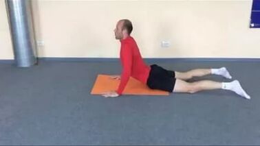 A terapia de exercicios axudará a fortalecer os músculos das costas debilitados con osteocondrose